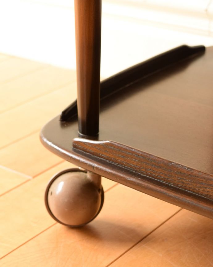 アンティークのワゴン・トローリー　アンティーク家具　アーコール トローリーテーブル　ちゃんと動きます脚先にはキャスターが。(x-1377-f)