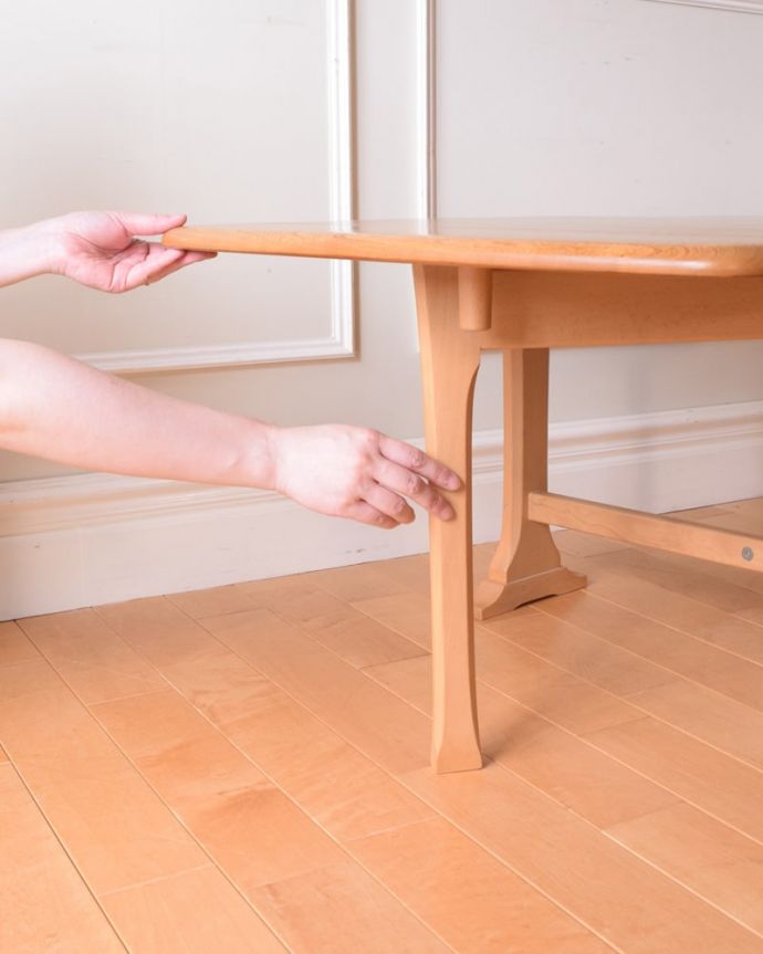 アンティークのテーブル　アンティーク家具　アーコール ゲートレッグコーヒーテーブル　脚を引き出すだけであっという間ゲートのような形をした脚のテーブル。(x-1378-f)