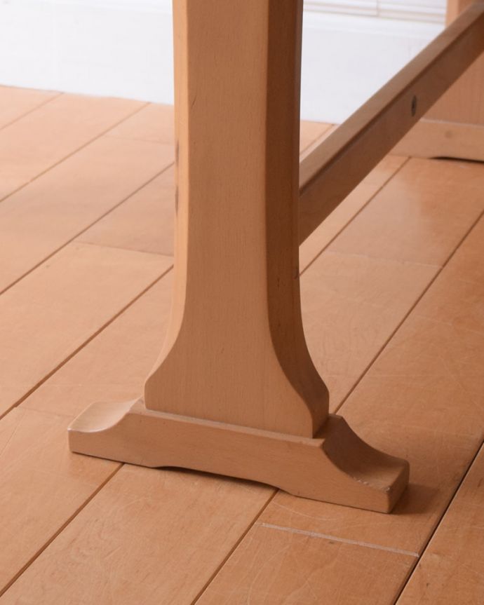 アンティークのテーブル　アンティーク家具　アーコール ゲートレッグコーヒーテーブル　持ち上げなくても移動できます！Handleのアンティークは、脚の裏にフェルトキーパーをお付けしていますので、持ち上げなくても床を滑らせて移動させることが出来ます。(x-1378-f)