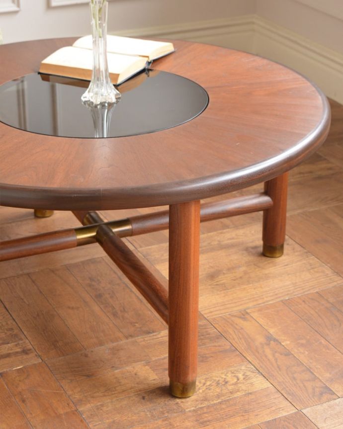 アンティークのテーブル　アンティーク家具　G-planコーヒーテーブル　木×ガラスが作り出すクールな優しさあたたかい木材の上にクールなガラス天板を乗せたシンプルなデザインは、見た目だけじゃなく使い勝手もバツグン。(x-1380-f)