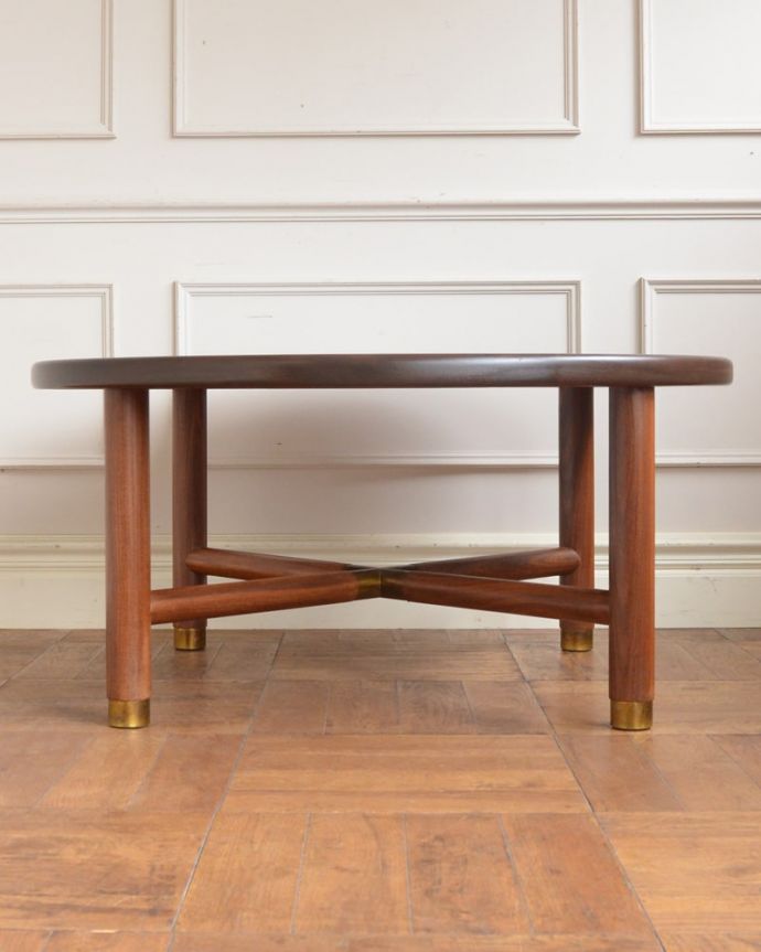 アンティークのテーブル　アンティーク家具　G-planコーヒーテーブル　見る角度によって見え方が違う…ヴィンテージなので、もちろん経年変化によるキズはありますが、専門の職人がしっかり修復しているので安心さが違います。(x-1380-f)