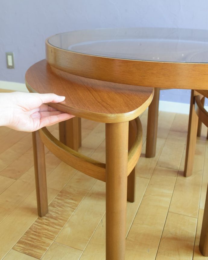 アンティークのテーブル　アンティーク家具　ネストテーブル ネイサン　ピッタリと収まります大きなテーブルの下に３つの小さなテーブルがキレイに収納されています。(x-1381-f)