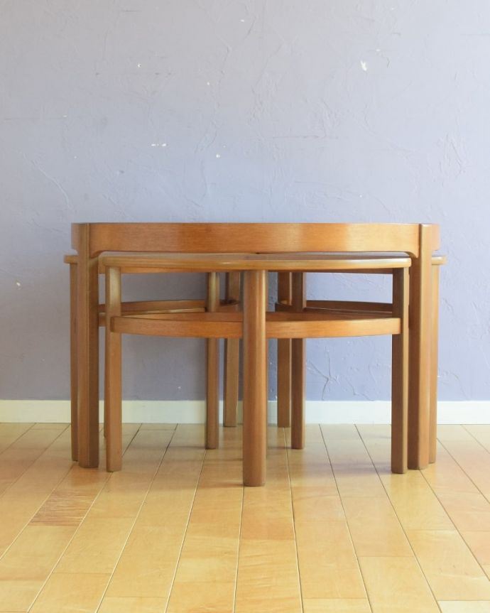 アンティークのテーブル　アンティーク家具　ネストテーブル ネイサン　横から見てみると･･･4つがキレイに重なって、さらにスッキリとカッコイイ姿。(x-1381-f)