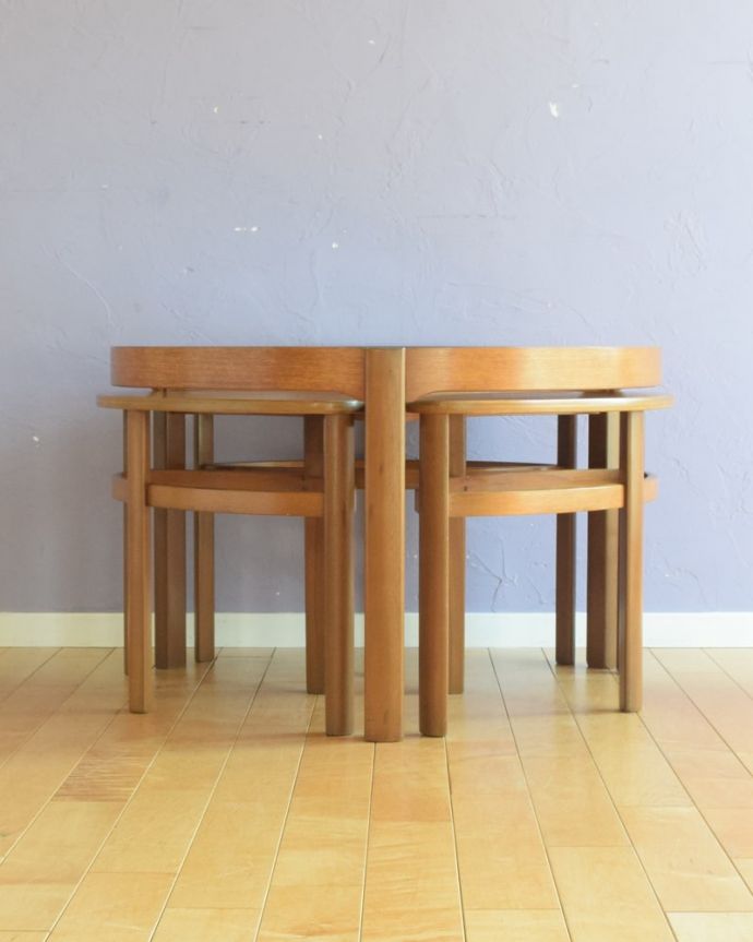 アンティークのテーブル　アンティーク家具　ネストテーブル ネイサン　見る角度によって見え方が違います。(x-1381-f)