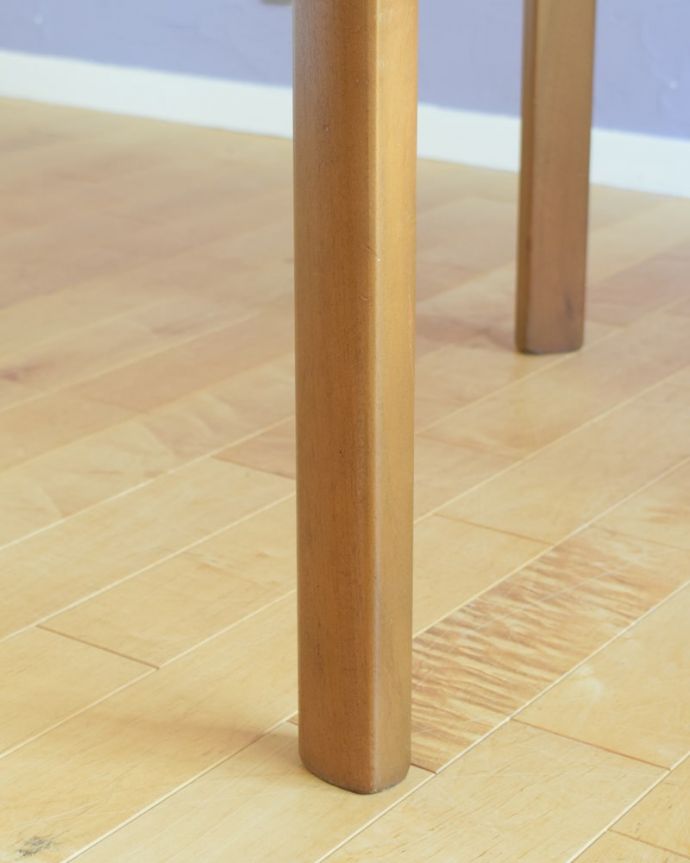 アンティークのテーブル　アンティーク家具　ネストテーブル ネイサン　持ち上げなくても移動できます！Handleのアンティークは、脚の裏にフェルトキーパーをお付けしていますので、床を滑らせてれば移動が簡単です。(x-1381-f)