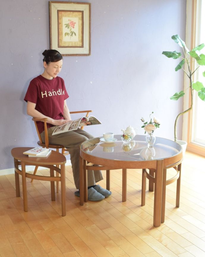 アンティークのテーブル　アンティーク家具　ネストテーブル ネイサン　カッコいい北欧デザインのネストテーブル大きなガラスのテーブルの中から小さなテーブルが3つ出てくる北欧デザインのネストテーブル。(x-1381-f)