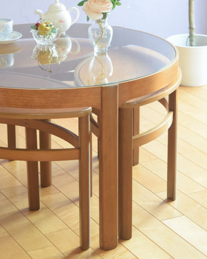 アンティークのテーブル　アンティーク家具　ネストテーブル ネイサン　クールに決まるスッキリデザイン。(x-1381-f)