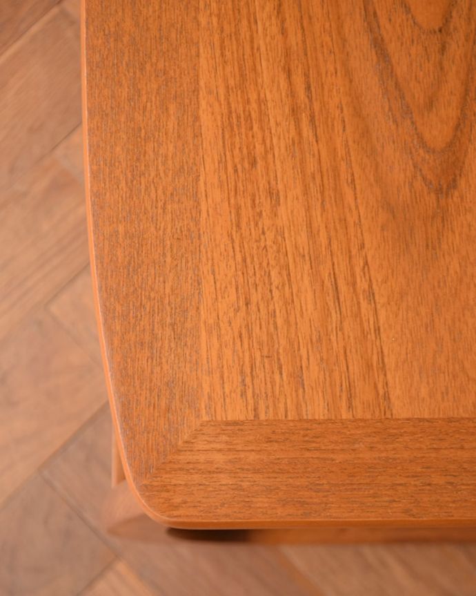 アンティークのテーブル　アンティーク家具　ネストテーブル　近くで見てみると･･･修復の際、塗装も一度剥離してキレイに修復しているのでピッカピカです。(x-1383-f)