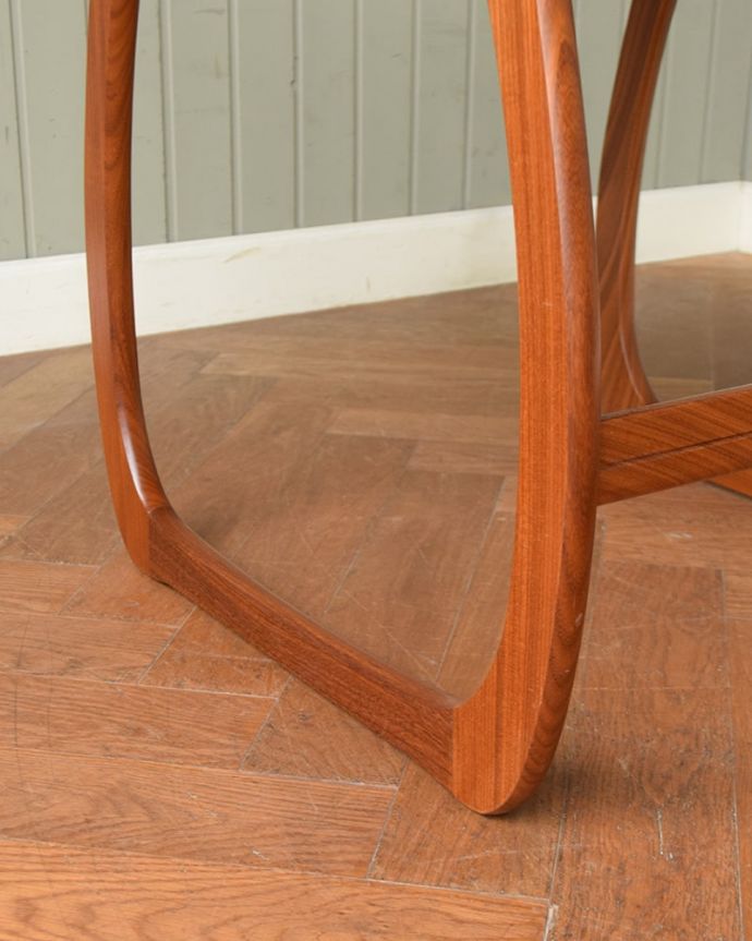 アンティークのテーブル　アンティーク家具　ネストテーブル　持ち上げなくても移動できます！Handleのアンティークは、脚の裏にフェルトキーパーをお付けしていますので、床を滑らせてれば移動が簡単です。(x-1383-f)