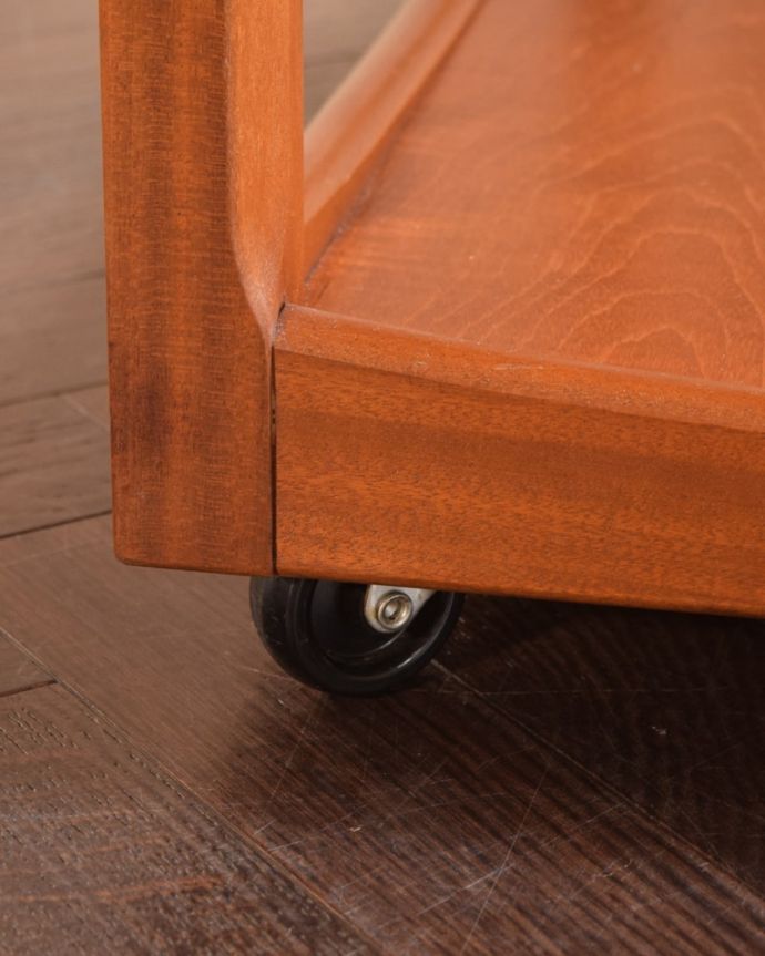 アンティークのワゴン・トローリー　アンティーク家具　トローリーテーブル　ちゃんと動きます脚先にはキャスターが。(x-1385-f)