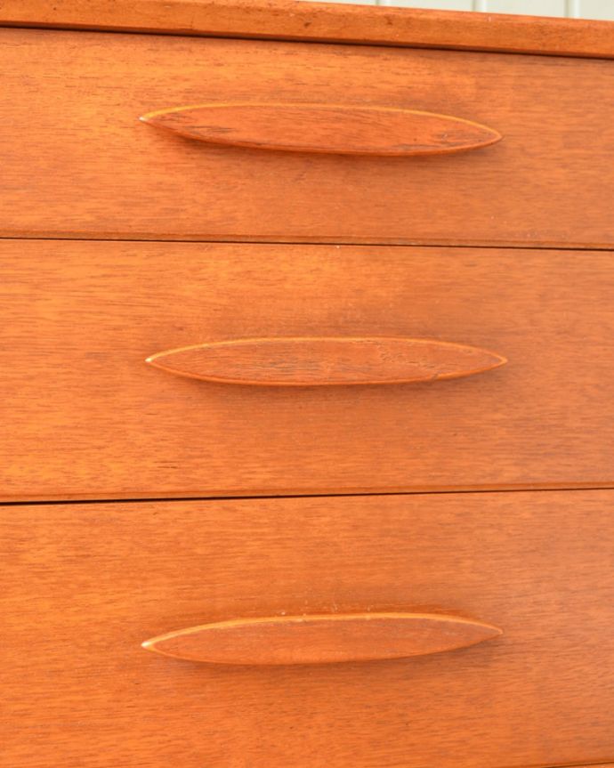 アンティークのキャビネット　アンティーク家具　サイドボード　デザインの一部になっている取っ手取っ手のデザインもシンプルかつ機能的に。(x-1388-f)
