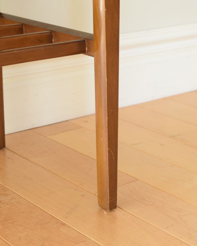 アンティークのテーブル　アンティーク家具　ネイサンコーヒーテーブル　持ち上げなくても移動できます！Handleのアンティークは、脚の裏にフェルトキーパーをお付けしていますので、床を滑らせてれば移動が簡単です。(x-1395-f)