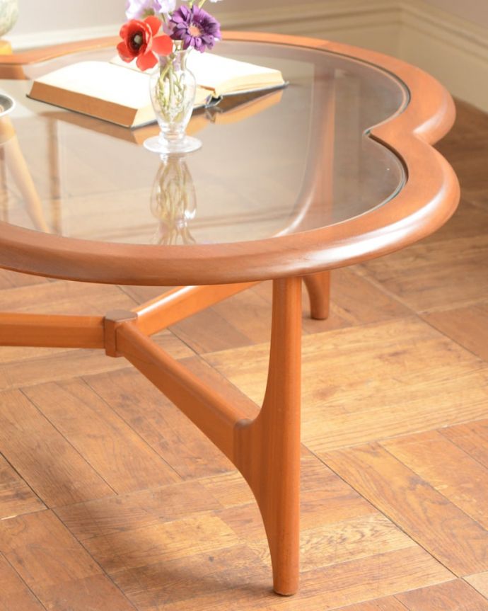 Stonehill社のヴィンテージコーヒーテーブル、クローバーの形が可愛いガラステーブル