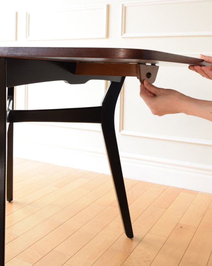 アンティークのテーブル　アンティーク家具　ドローリーフテーブル　あっという間にサイズが変わる！天板を上に持ち上げて脚を動かすだけで、あっという間にサイズが大きく変わります。(x-1400-f)