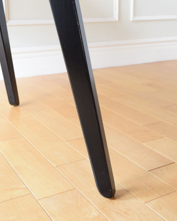 アンティークのテーブル　アンティーク家具　ドローリーフテーブル　持ち上げなくても移動できます！Handleのアンティークは、脚の裏にフェルトキーパーをお付けしていますので、持ち上げなくても床を滑らせれば女性でも簡単に移動させることが出来ます。(x-1400-f)