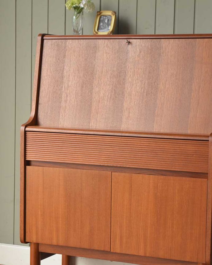 ビューロー　アンティーク家具　イギリスで見つけたヴィンテージビューロー　扉の木目から伝わるあたたかさヴィンテージ家具らしいクールなデザイン。(x-1401-f)