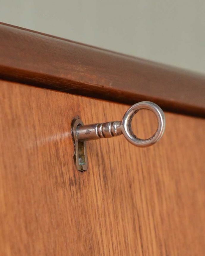 ビューロー　アンティーク家具　イギリスで見つけたヴィンテージビューロー　ビューロー部分もカギで開け閉めデスクになる扉もカギで開け閉め出来るから、クルっと回す度になんだかワクワクしちゃうんです。(x-1401-f)