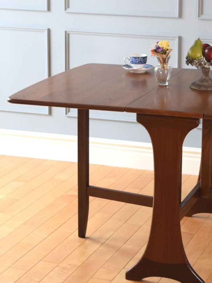 G-planのヴィンテージ家具、伸長式で便利なゲートレッグテーブル