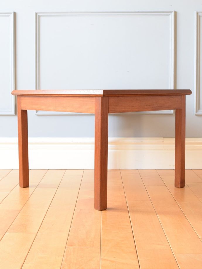 北欧デンマークから届いたビンテージ家具、おしゃれなタイルトップが魅力的なToften社のローテーブル
