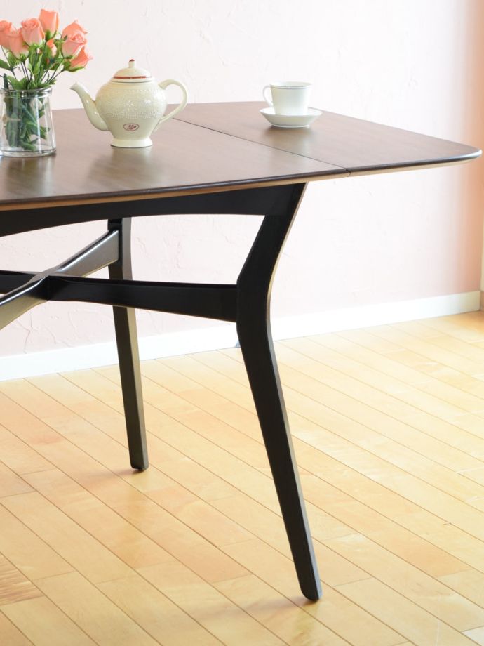 G-planのおしゃれなビンテージテーブル、トラー＆ブラックの北欧スタイル伸張式ダイニングテーブル