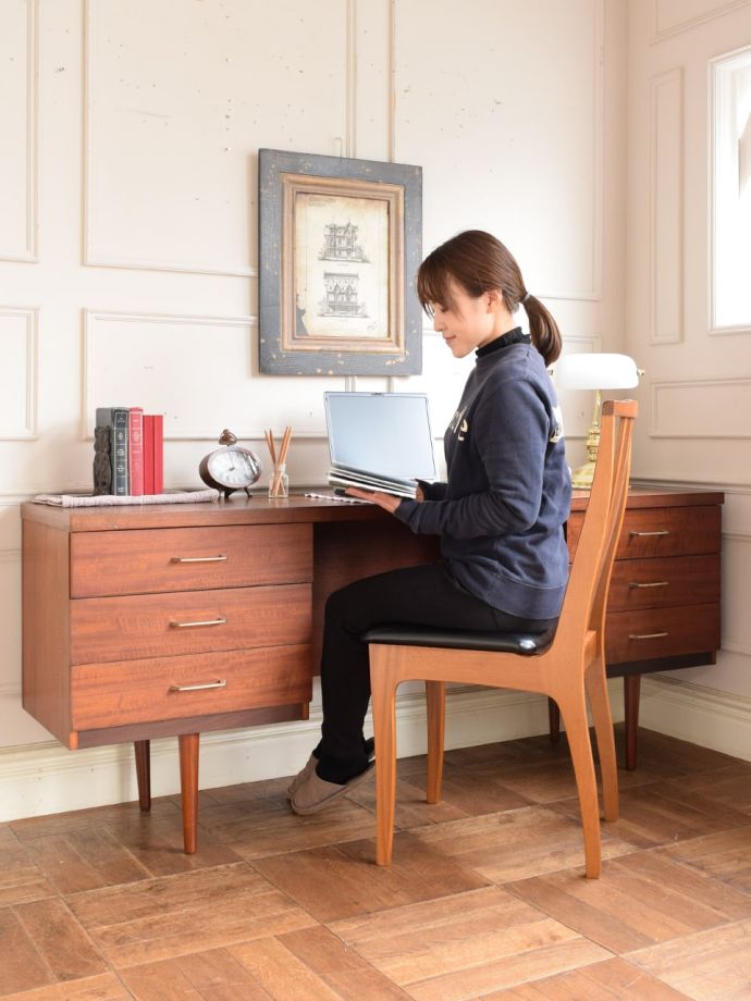 北欧スタイルのおしゃれなビンテージデスク、Austinsuite社のカッコいい書斎机