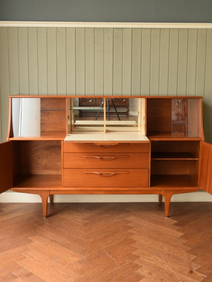 北欧スタイルのおしゃれなサイドボード、イギリスのヴィンテージ家具（Jentique社）