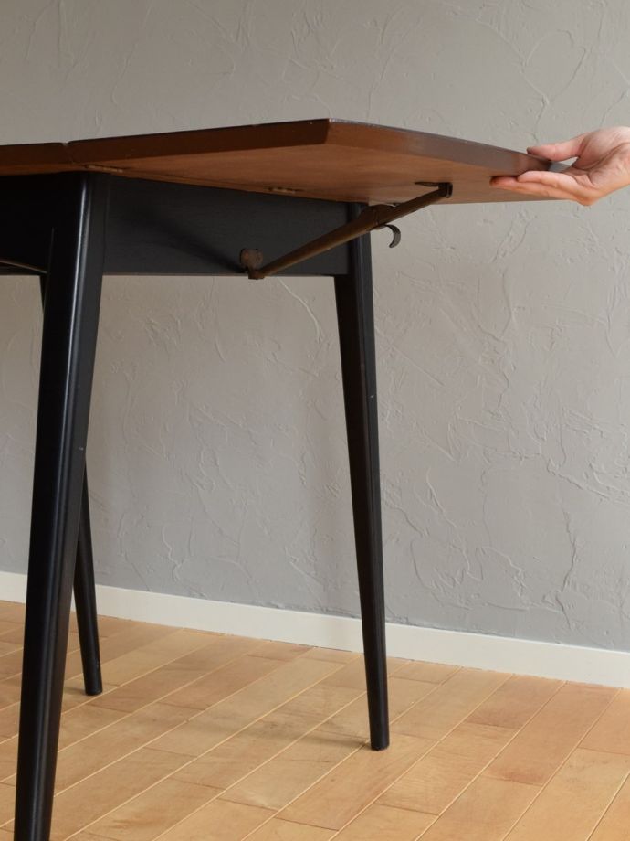 簡単にサイズが変えられる伸長式のテーブル
