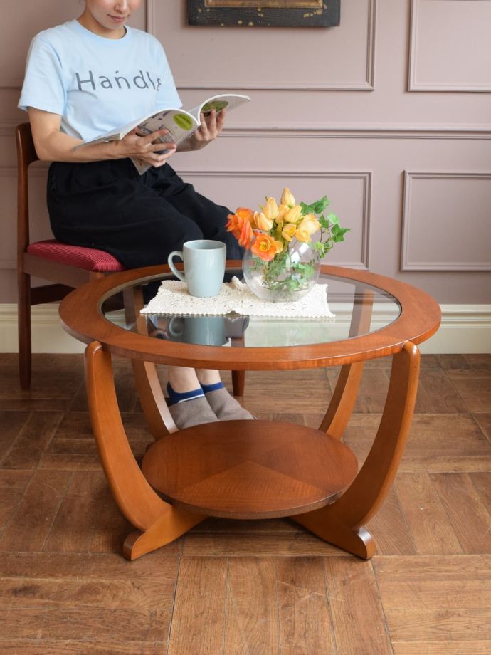 ビンテージのコーヒーテーブル、イギリスから届いた丸い形のロー