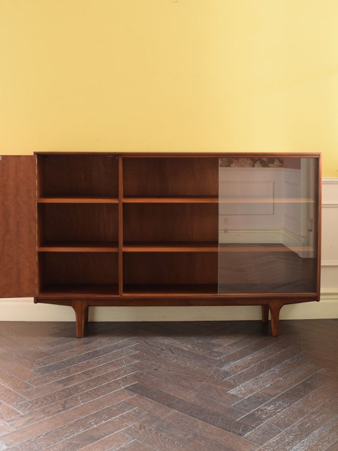 ヴィンテージキャビネットの扉の中