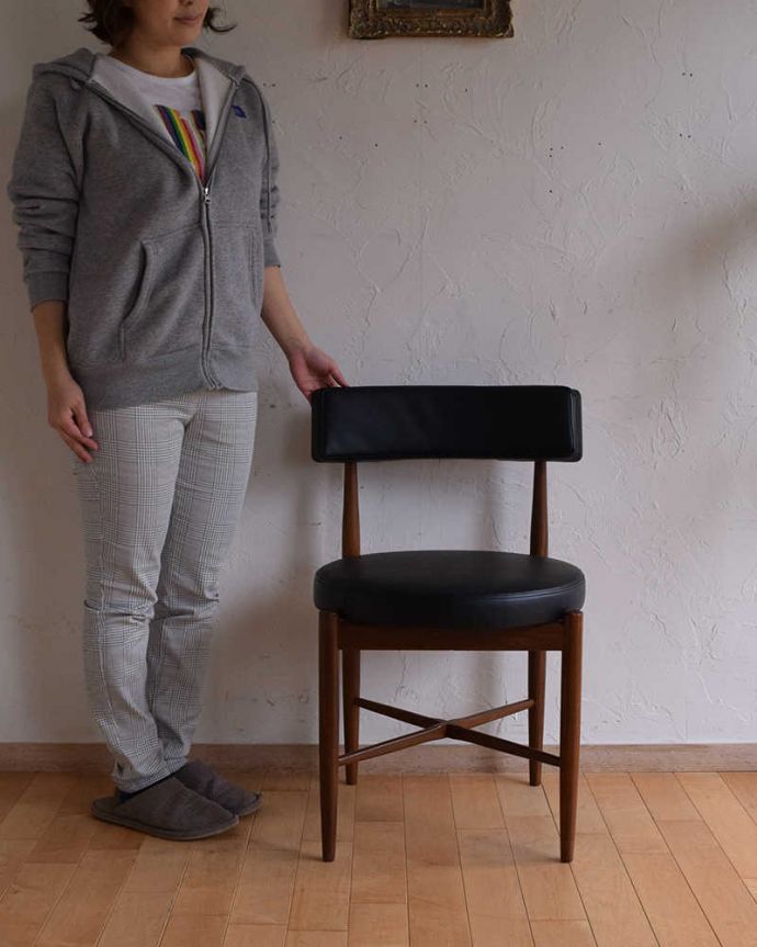 G-PLAN(Gプラン)　アンティーク チェア　チークのフレームのヴィンテージチェア、G-planのダイニングチェア（ブラック）。スッキリとカッコいい北欧スタイルの椅子ミッドセンチュリーに作られた北欧デザインの椅子は新しさとなつかしさ、両方を感じさせてくれます。(x-338-c-1)