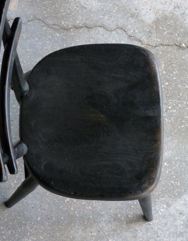 アーコールの家具　アンティーク チェア　アンティークのアーコールチェア、可愛いダブルバックチャイルドチェア（ブラック）。座りやすい座面。(x-377-c)