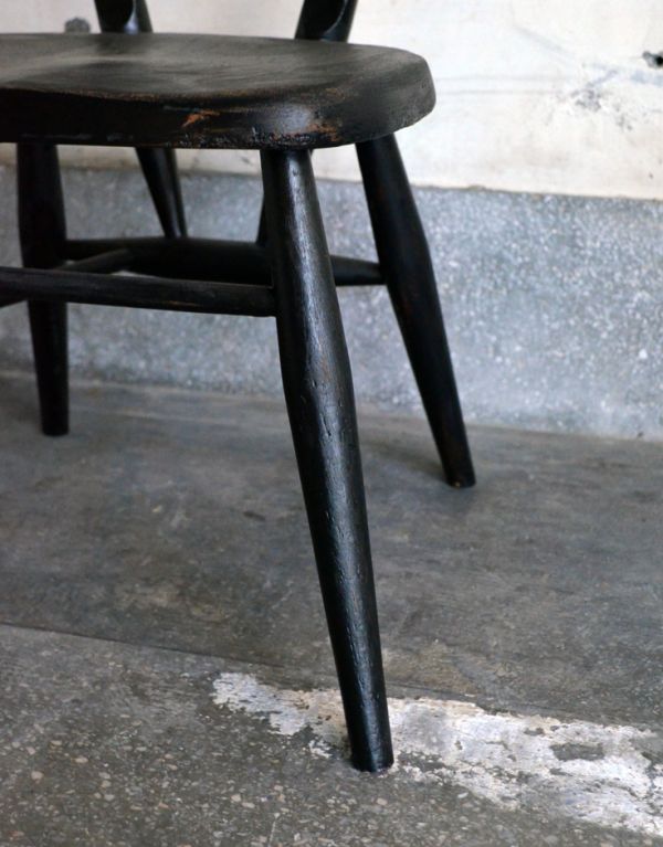 アーコールの家具　アンティーク チェア　アンティークのアーコールチェア、可愛いダブルバックチャイルドチェア（ブラック）。スラッと伸びた脚。(x-377-c)