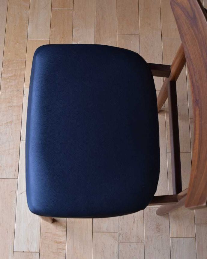 G-PLAN(Gプラン)　アンティーク チェア　ビンテージの北欧椅子、G-planのダイニングチェア。新しく貼り替えました修復の際、座面の生地も新しいものに貼り替えてあります。(x-390-c-1)