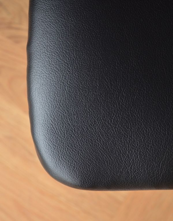 アンティーク チェア　デンマーク製のヴィンテージチェア、チーク材のダイニングチェア。座面のカバーは、新品のブラック色のものに張り替えました。(x-400-c)