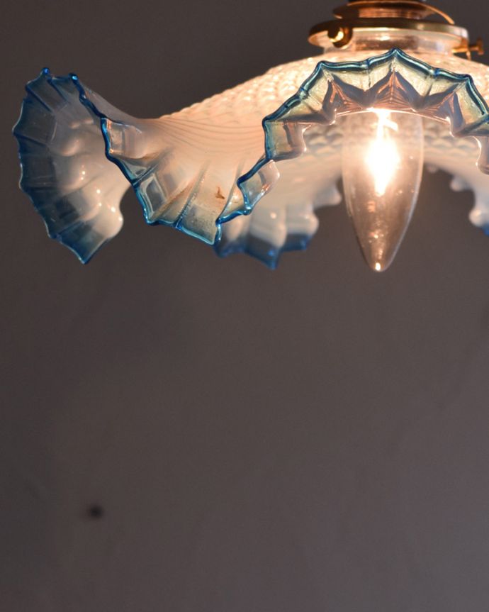 ペンダントライト　照明・ライティング　憧れのアンティークミルクシェード ペンダントライト（コード・シャンデリア電球・ギャラリーA付き）。涼しげなブルーのグラデーションガラスが素敵です。(x-403-z-1)