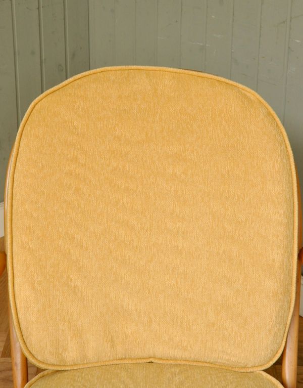アーコールの家具　アンティーク チェア　北欧スタイルの暮らしにアーコール社のアンティークソファ、1人掛けのラウンジチェア（イエロー）。滑らかなカーブがアーコールの特徴。(x-414-c)