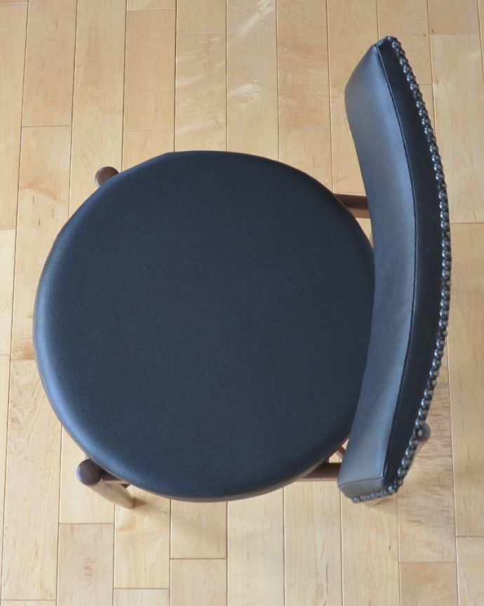 G-PLAN(Gプラン)　アンティーク チェア　めずらしいスタッズ付き！北欧インテリアにもピッタリなヴィンテージの椅子、G-planの中でも人気のフレスコチェア。厚くて柔らかいクッションです。(x-435-c)