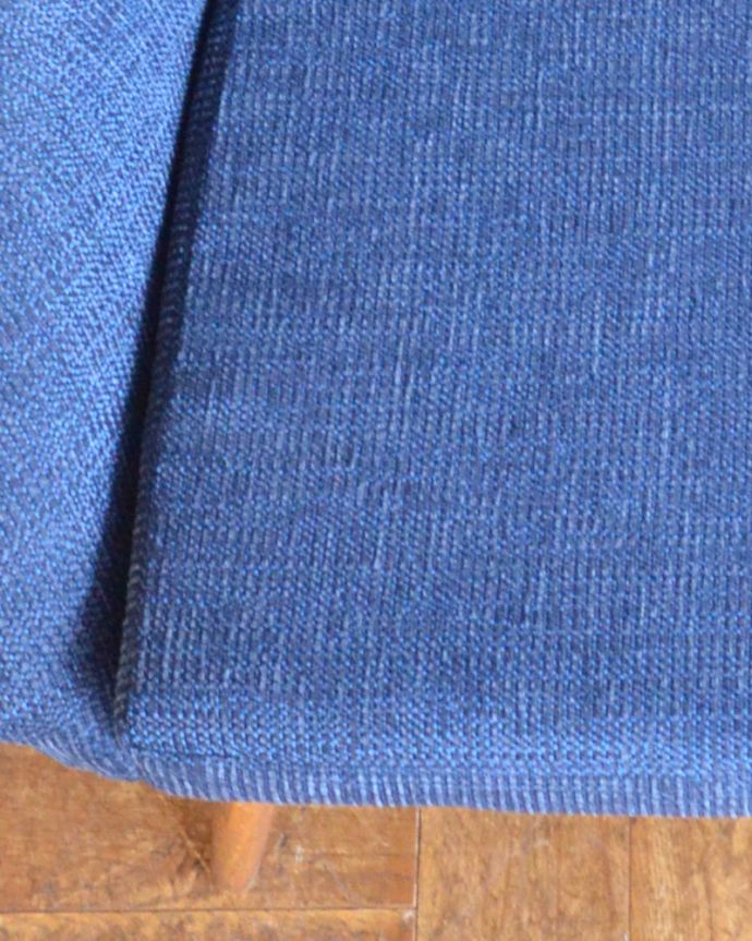 布座面　アンティーク チェア　ソファのような掛け心地のブルーのヴィンテージチェア（1Pソファ）。背もたれから座面にかけて、全てカバーが掛かっています。(x-438-c)