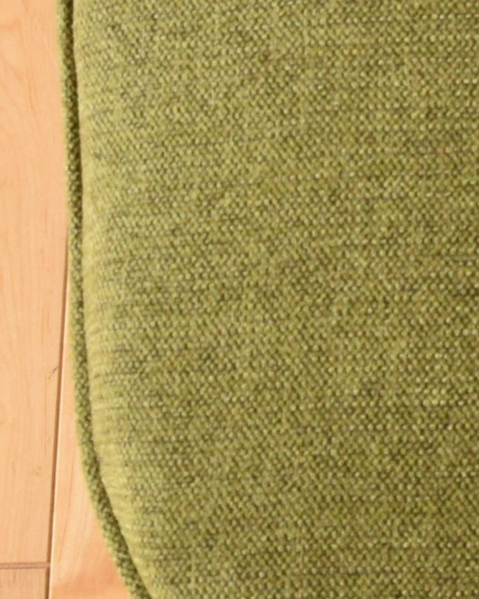 チェスターフィールド　アンティーク チェア　ソファのような掛け心地、リラックスできるグリーンのヴィンテージアームチェア（1Pソファ）。シンプルなスタイルのソファなので、パッと明るくなるようなグリーンをセレクトしました。(x-440-c)