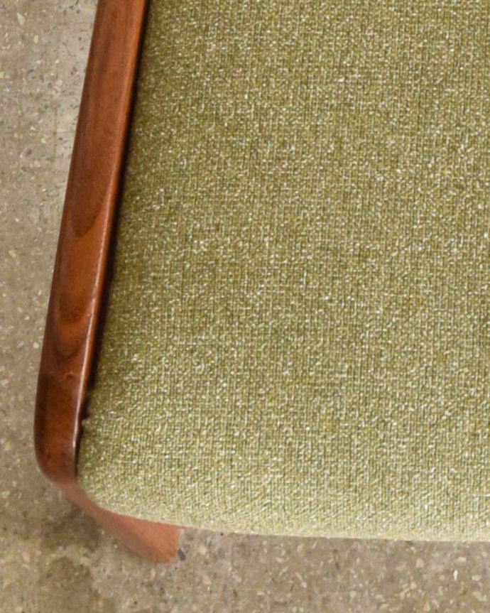 G-PLAN(Gプラン)　アンティーク チェア　カッコイイ北欧のファブリック張りのヴィンテージチェア、Gプランのダイニングチェア 。木製のフレームによく似合うモスグリーン色の生地に新しく張り替えました。(x-443-c)