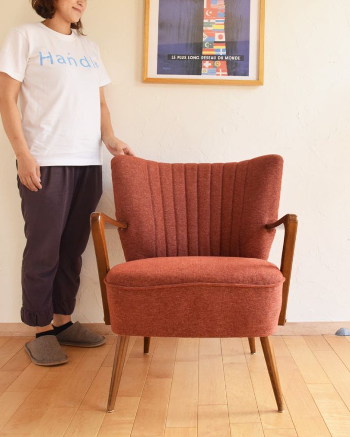 布座面　アンティーク チェア　ソファのような掛け心地、リラックスできるオレンジのヴィンテージアームチェア（1Pソファ）。スッキリとカッコいい北欧スタイルの椅子ミッドセンチュリーに作られた北欧デザインの椅子は新しさと懐かしさ、両方を感じさせてくれます。(x-448-c)