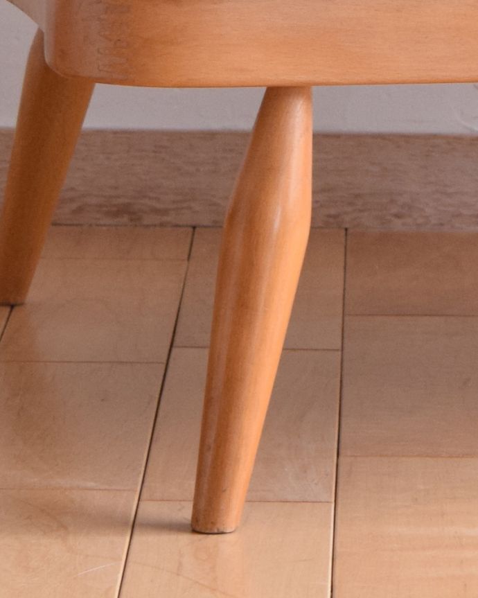 アーコールの家具　アンティーク チェア　人気の北欧ヴィンテージ家具、アーコール社のスツール（オットマン） 。ハの字に広がったキレイな脚がアーコールらしいデザインです。(x-462-c)