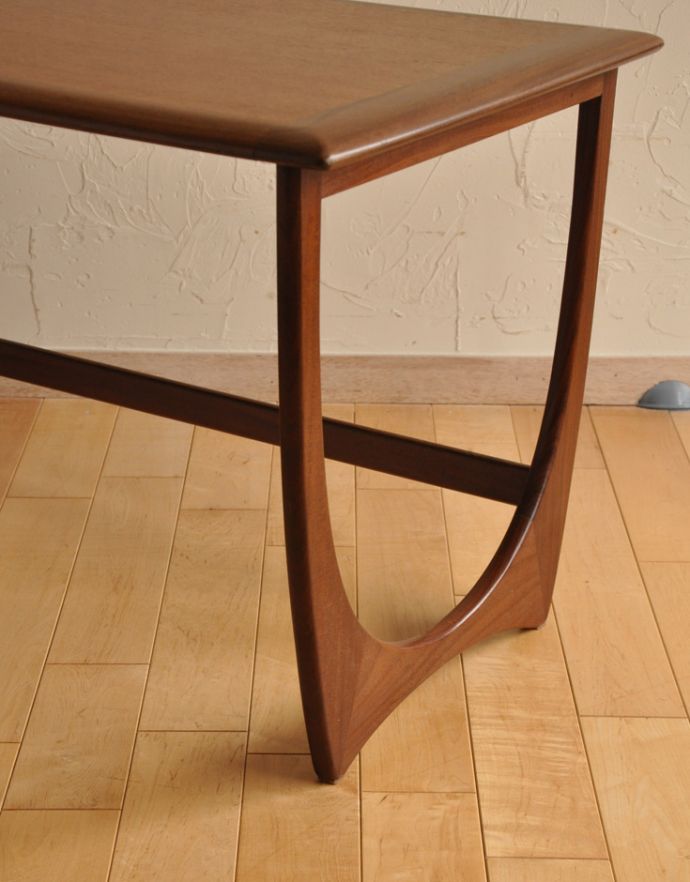 G-PLAN(Gプラン)　アンティーク家具　北欧スタイルに馴染むヴィンテージ家具、G-planのセンターテーブル。かっこいいですよね〜、この脚のデザイン！もちろん、しっかりとした安定感もあります。(x-465-f-2)