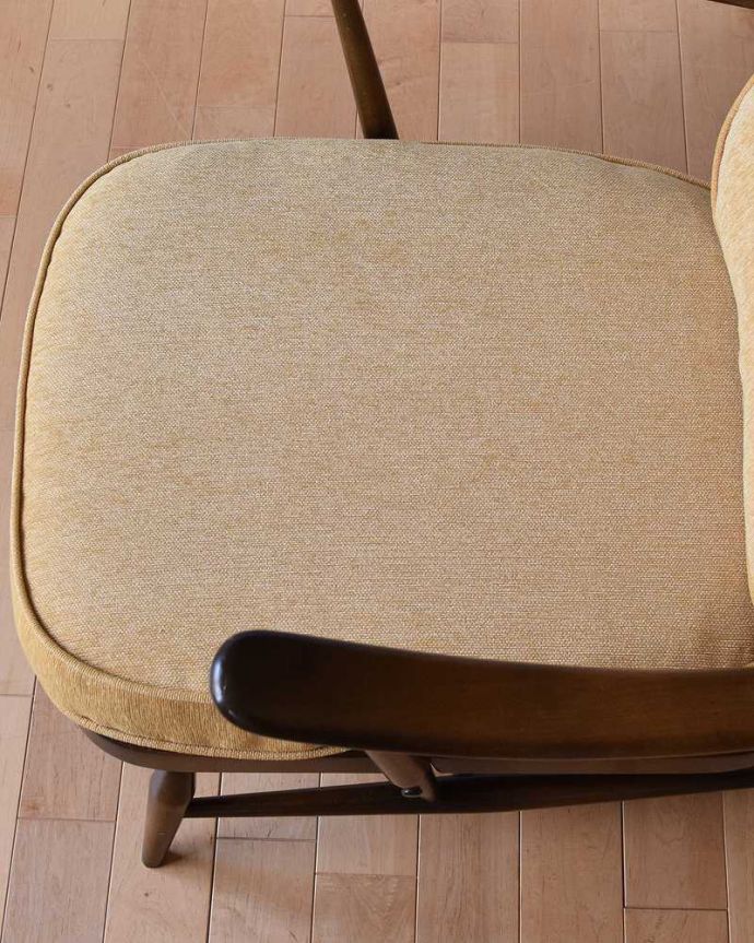 アーコールの家具　アンティーク チェア　北欧スタイルにぴったり似合うアーコール社、1人掛けのラウンジチェアー（イエロー）。広々とした座面ふかふかの大きな座面が包み込んでくれます。(x-467-c)