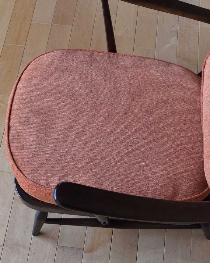 アーコールの家具　アンティーク チェア　アーコール社のアンティーク1人掛けソファ、アーム付きのラウンジチェア(オレンジ) 。広々とした座面ふかふかの大きな座面が包み込んでくれます。(x-468-c)