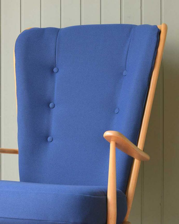 アーコールの家具　アンティーク チェア　アーコール社のアンティークソファ、1人掛けのラウンジチェア（ブルー）。大きな背もたれにゆったり･･･しっかりと支えてくれる大きな背もたれが魅力。(x-478-c)