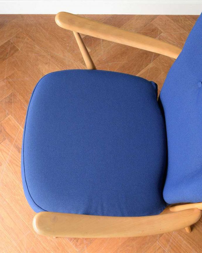 アーコールの家具　アンティーク チェア　アーコール社のアンティークソファ、1人掛けのラウンジチェア（ブルー）。広々とした座面ふかふかの大きな座面が包み込んでくれます。(x-478-c)