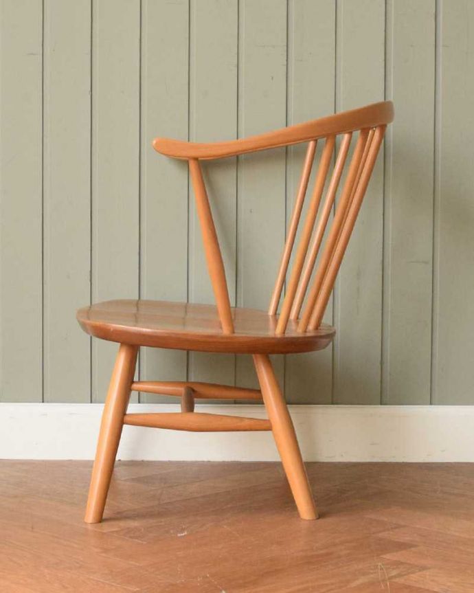 アーコールチェア　アンティーク チェア　北欧スタイルのアンティークの椅子、アーコールのスモーカーズチェア（カスタード色・Lowタイプ）。横から見てもカッコいい！バツグンの掛け心地が自慢のアーコール。(x-485-c)