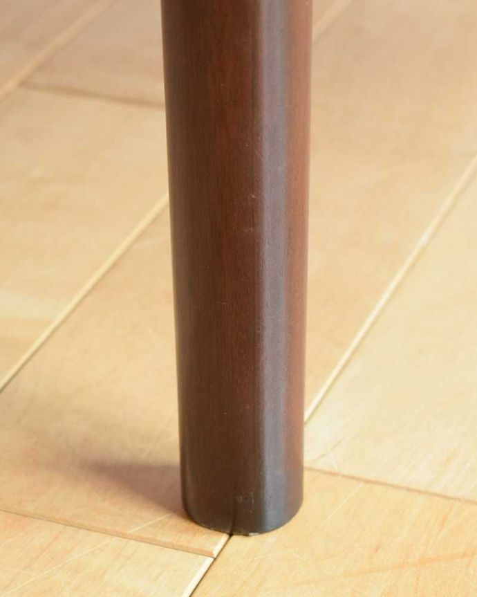 ダイニングチェア　アンティーク チェア　イギリスで見つけたマッキントッシュのアーム付きチェア、木製フレームのヴィンテージチェア。床を滑らせて移動出来ますHandleではアンティークチェアの脚の裏にフェルトキーパーをお付けしています。(x-493-c)