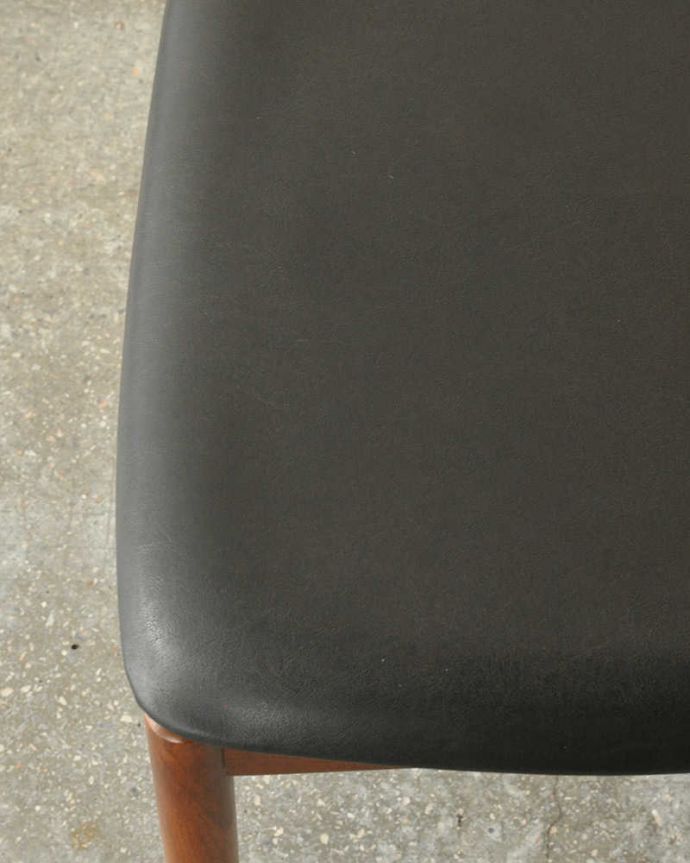 G-PLAN(Gプラン)　アンティーク チェア　カッコイイ北欧のヴィンテージ椅子、G-planダニッシュのチェア（danish）。新しいものに張り替えていますシンプルなデザインを活かせるよう考えて座面の生地を選びました。(x-496-c)